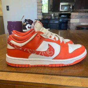 Orange low paisley dunks, size 7, fits 7.5. Used good condition